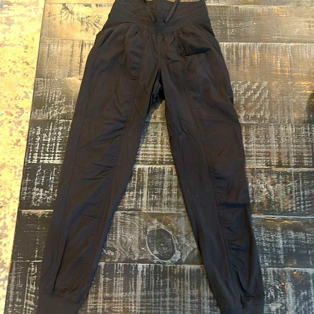 Lululemon Dance Studio mid-rise Jogger